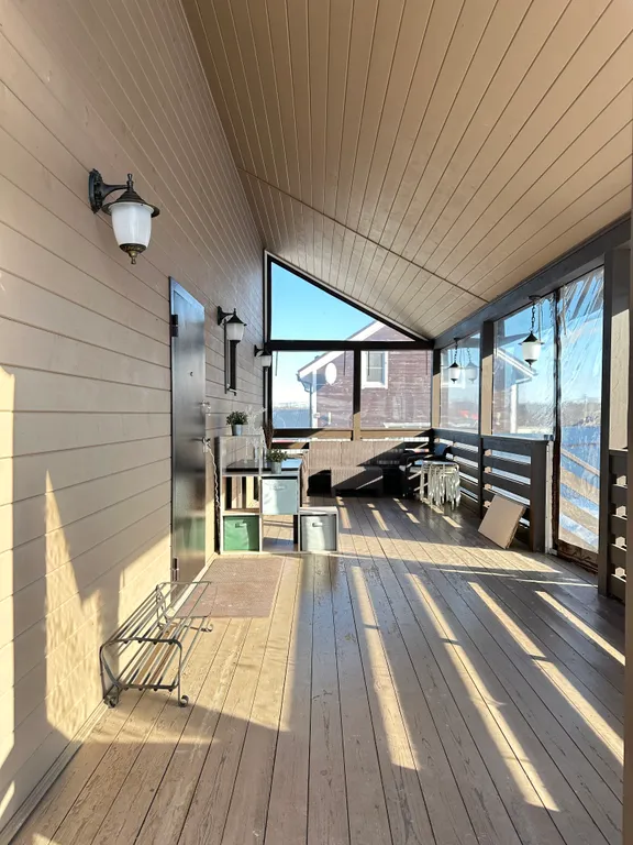 Большой дом с баней на участке