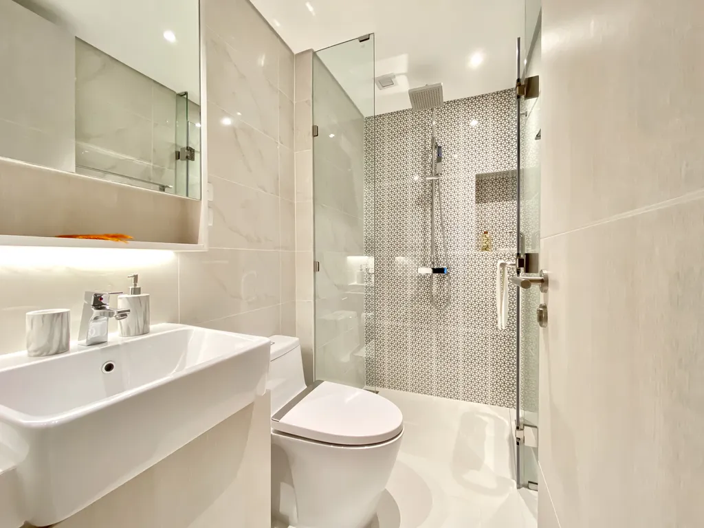 Две спальни с видом на озеро и море