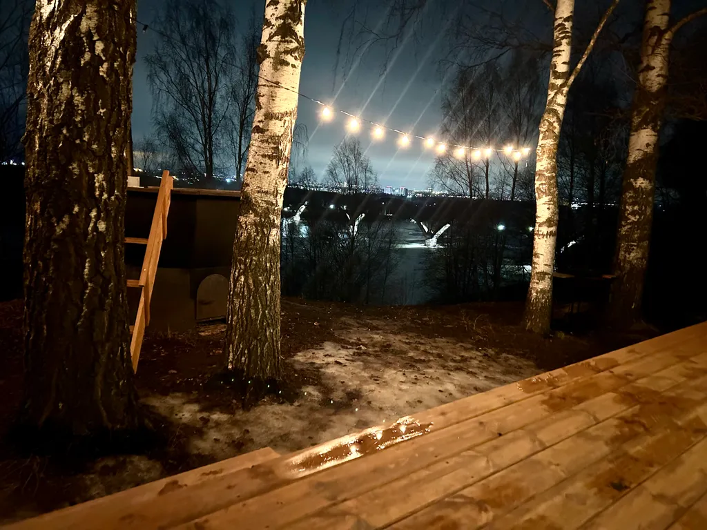 Дом с чаном на берегу реки