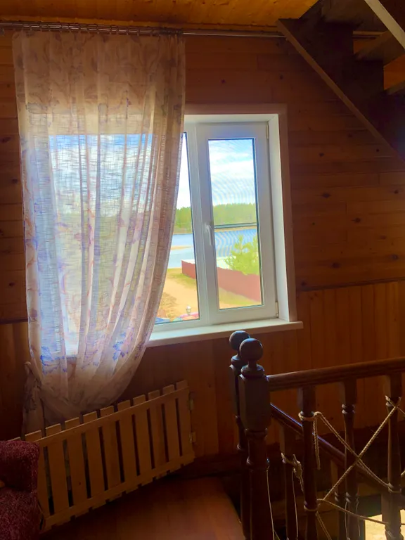 Дом с детской площадкой и видом на озеро