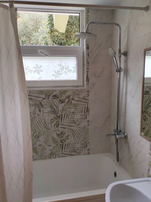 Уютный дом для большой семьи или компании в окружение сада