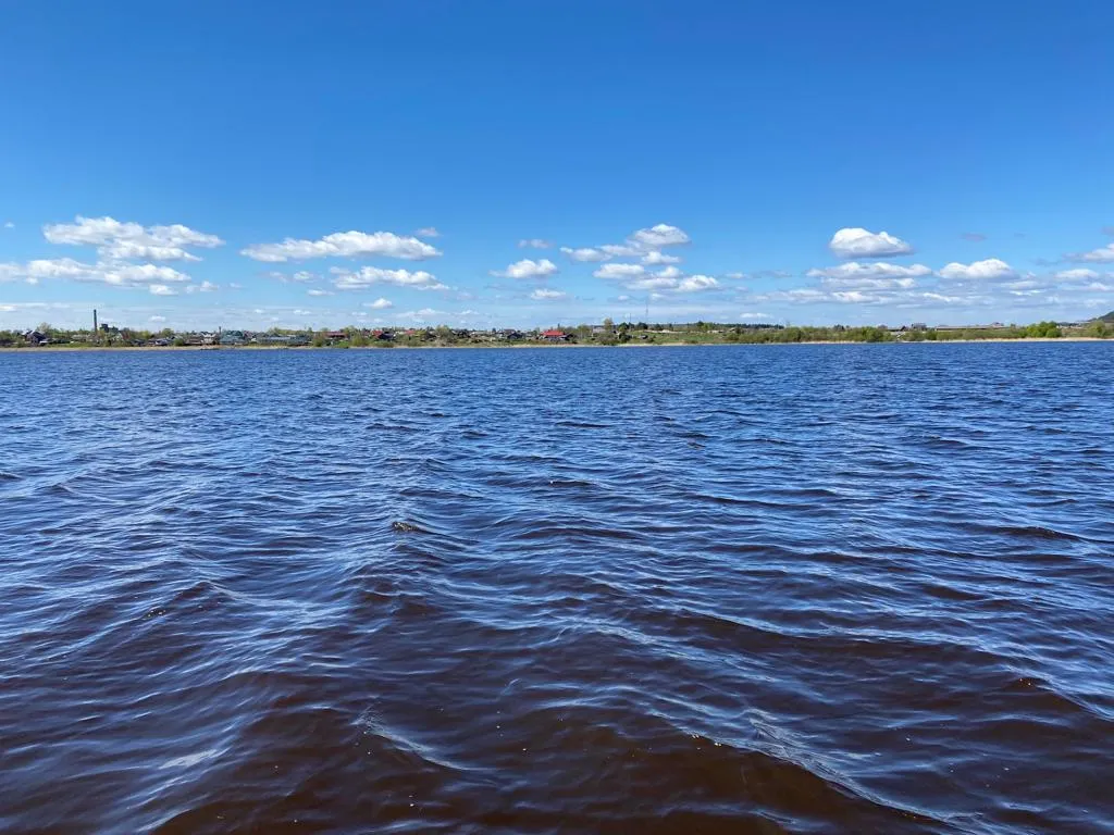 Деревенский дом у озера