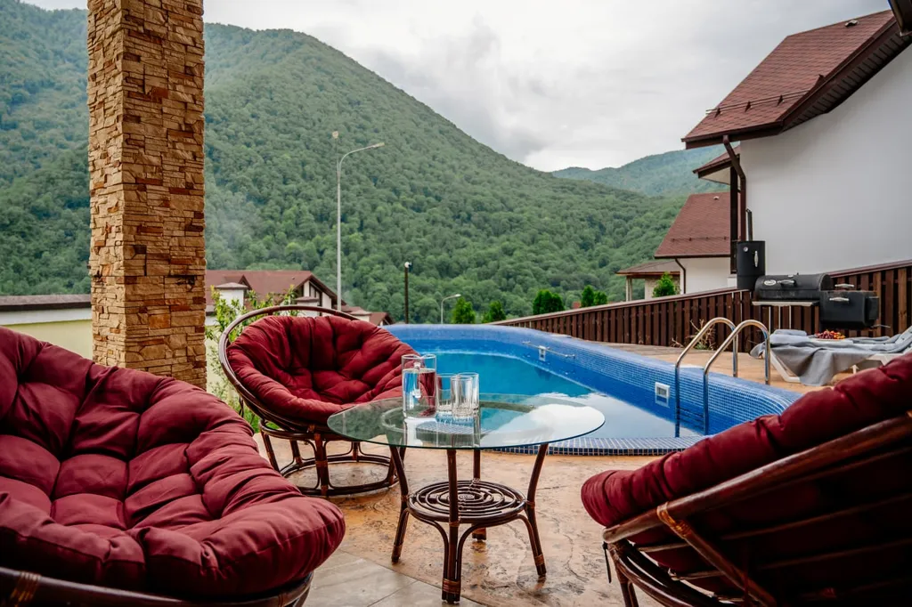 Дом с бассейном и видом на горы