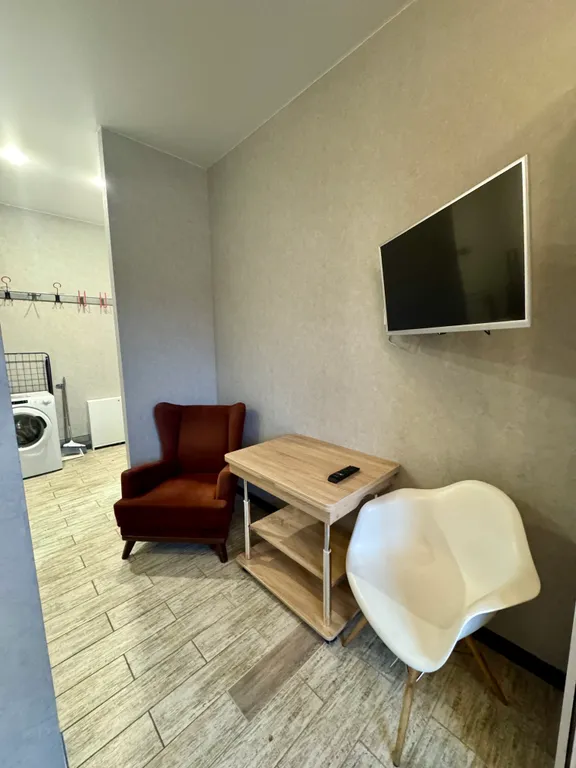 Студия с выделенной спальней и балконом в центре