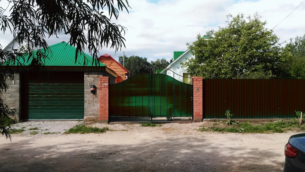 Дом, баня, чан на берегу реки Белой