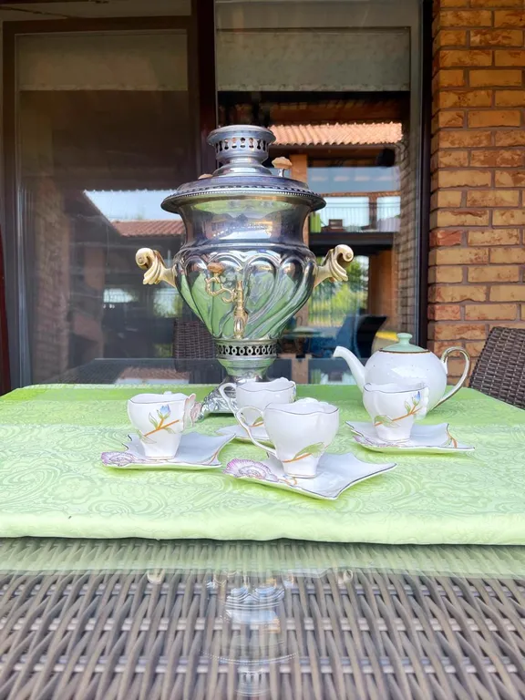 Уютный коттедж в городе со своим озером на территории