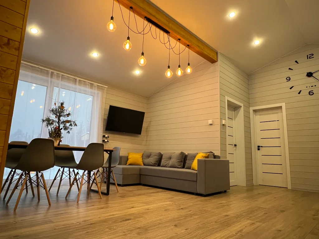 Дом с панорамными окнами в лес