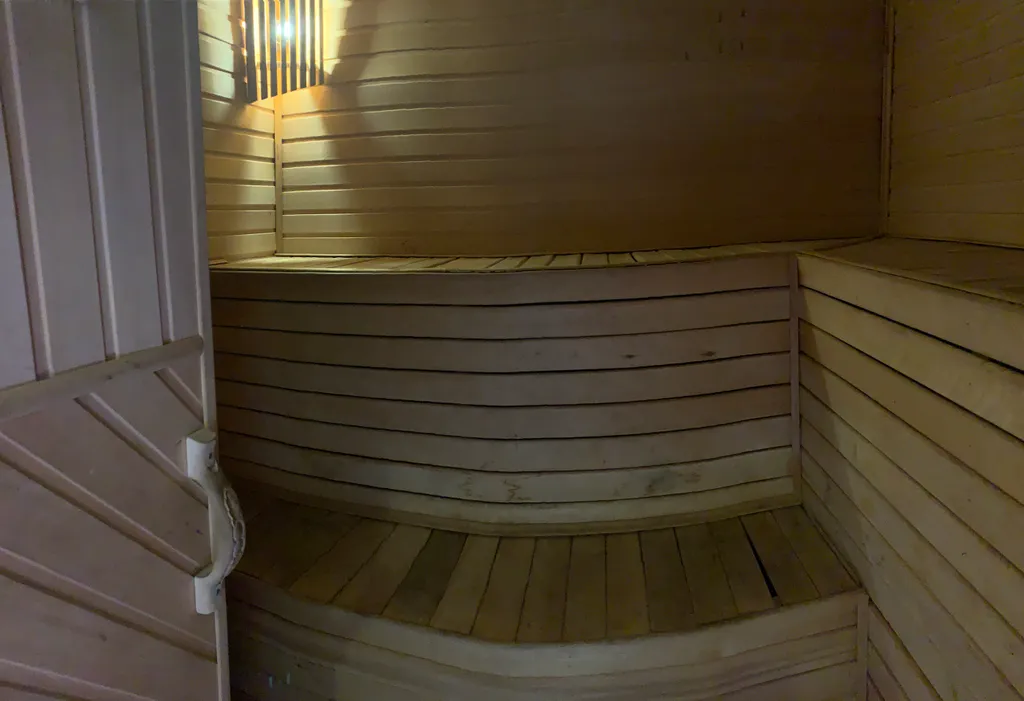 Дом на берегу озера с собственной конюшней