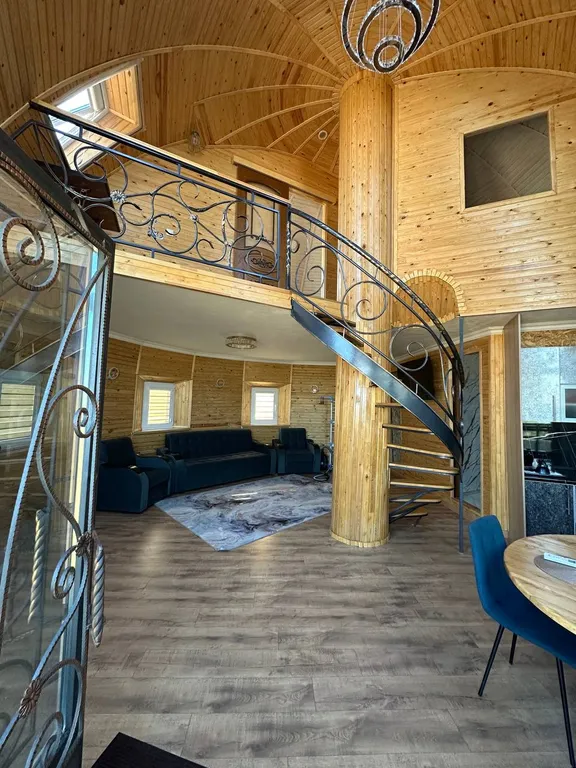 Дом у моря и у горячего источника, круглый купольный