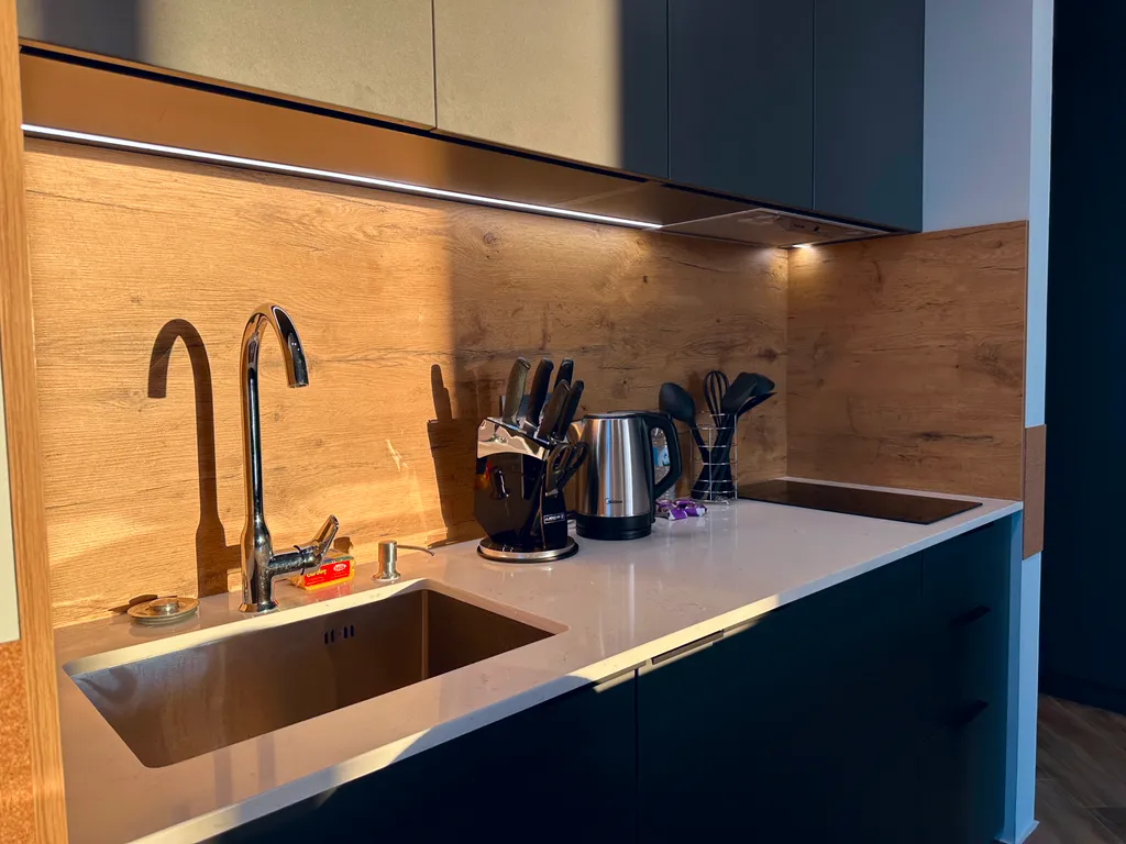 Просторный партамент с отдельной спальней  Шикарный вид на море