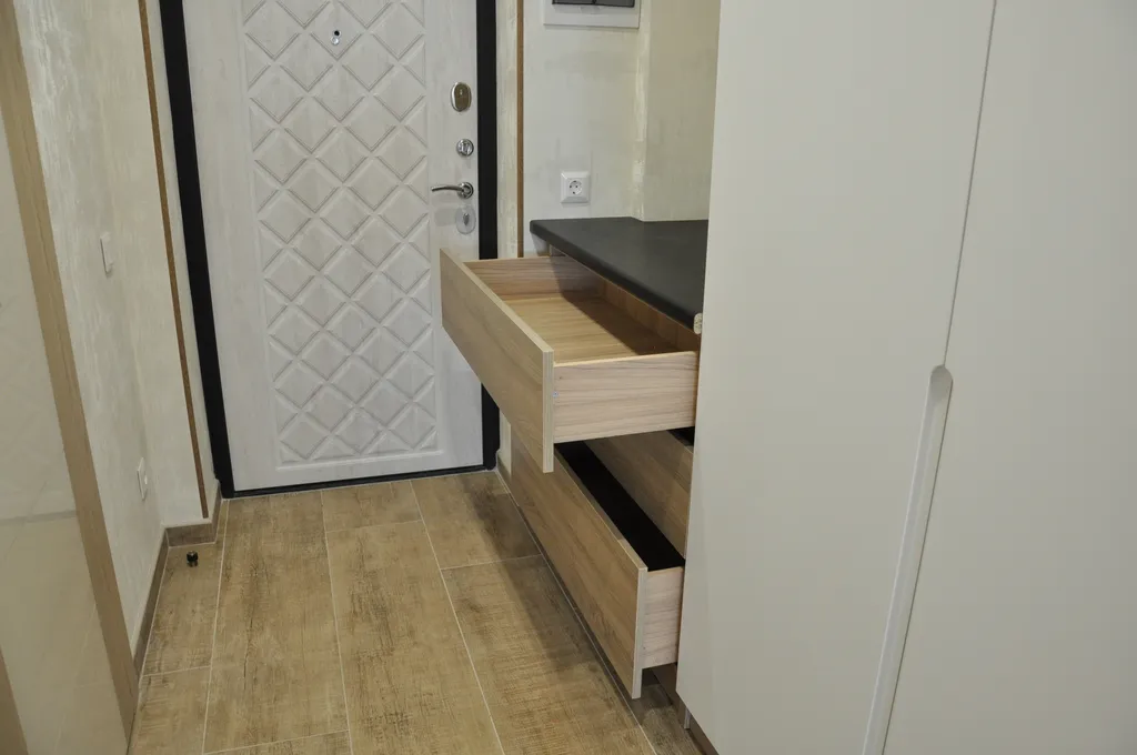 Студия с видом на море диваном и балконом