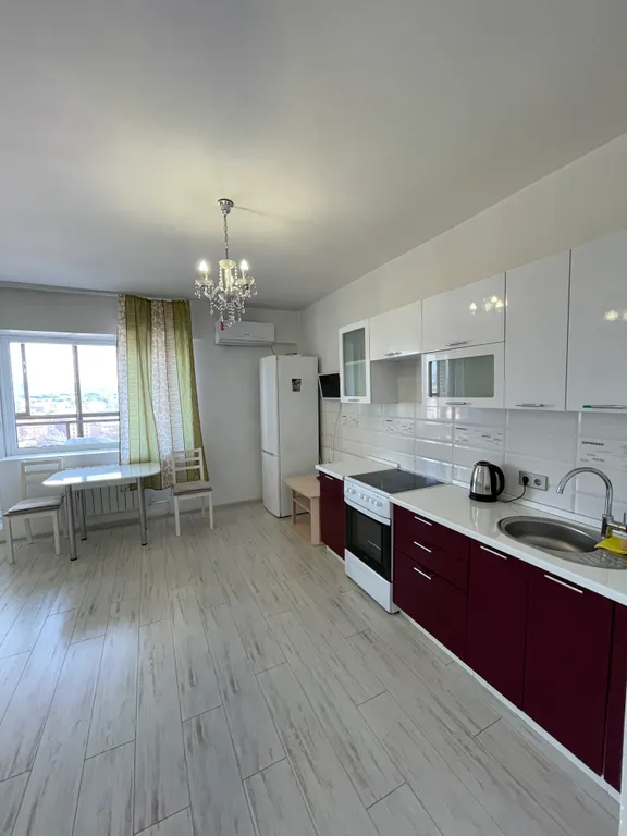 Крупногабаритная студия с высокими потолками в элитном доме