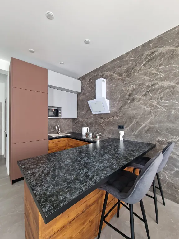 Уютный домик в стиле hi-tech на берегу реки