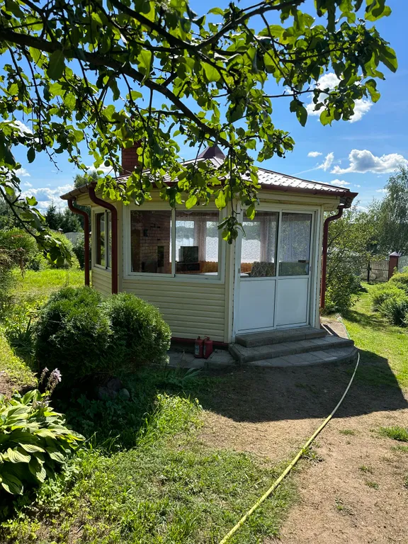 Уютный дом прямо на берегу реки