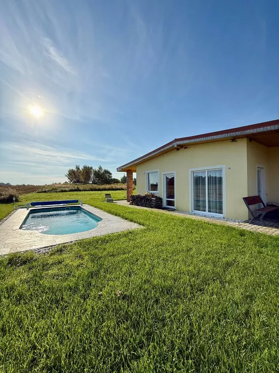 Коттедж Уютный домик в деревне с баней и басейном — аренда посуточно в Калининград