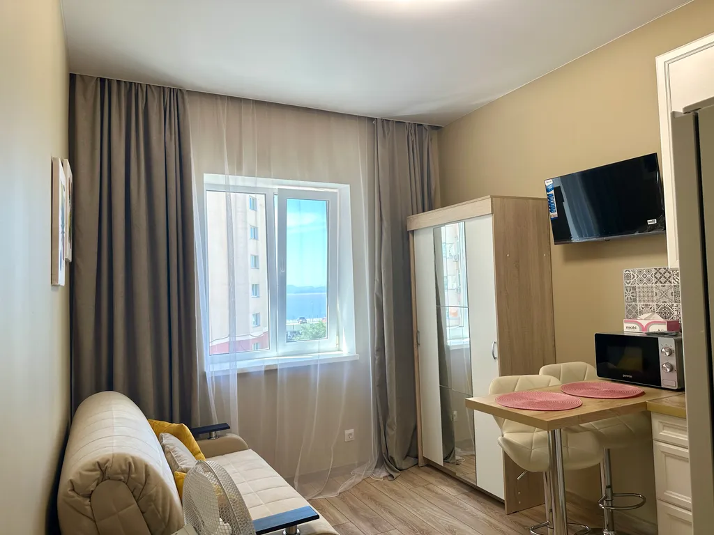 Студия после дизайнерского ремонта с видом на море