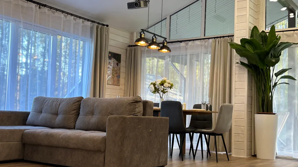 Загородный дом с большой террасой, кострищем и лесом