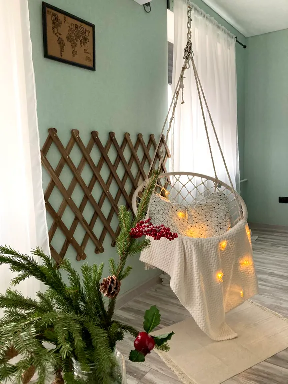 Уютная студия с качелями и видом на тихий зеленый сад