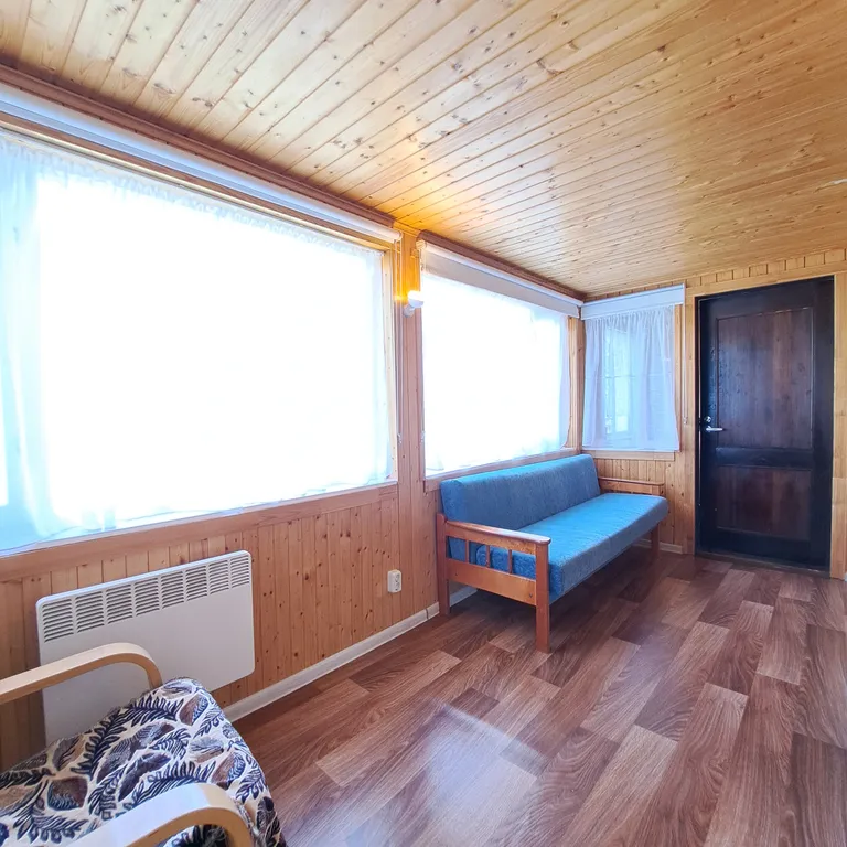 Дом с качелями