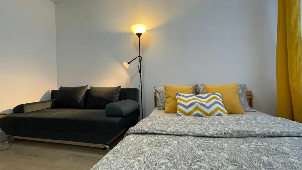 Не в отеле, а в квартире