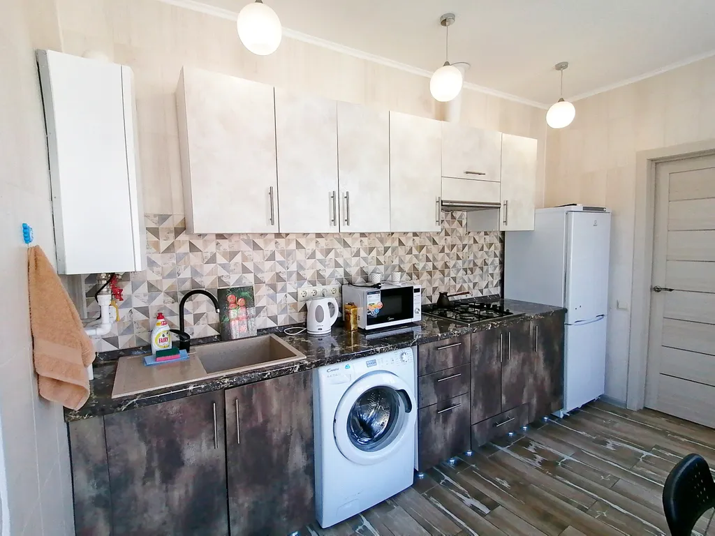 Двухкомнатный современный отдельный дом со своим двором и парковкой