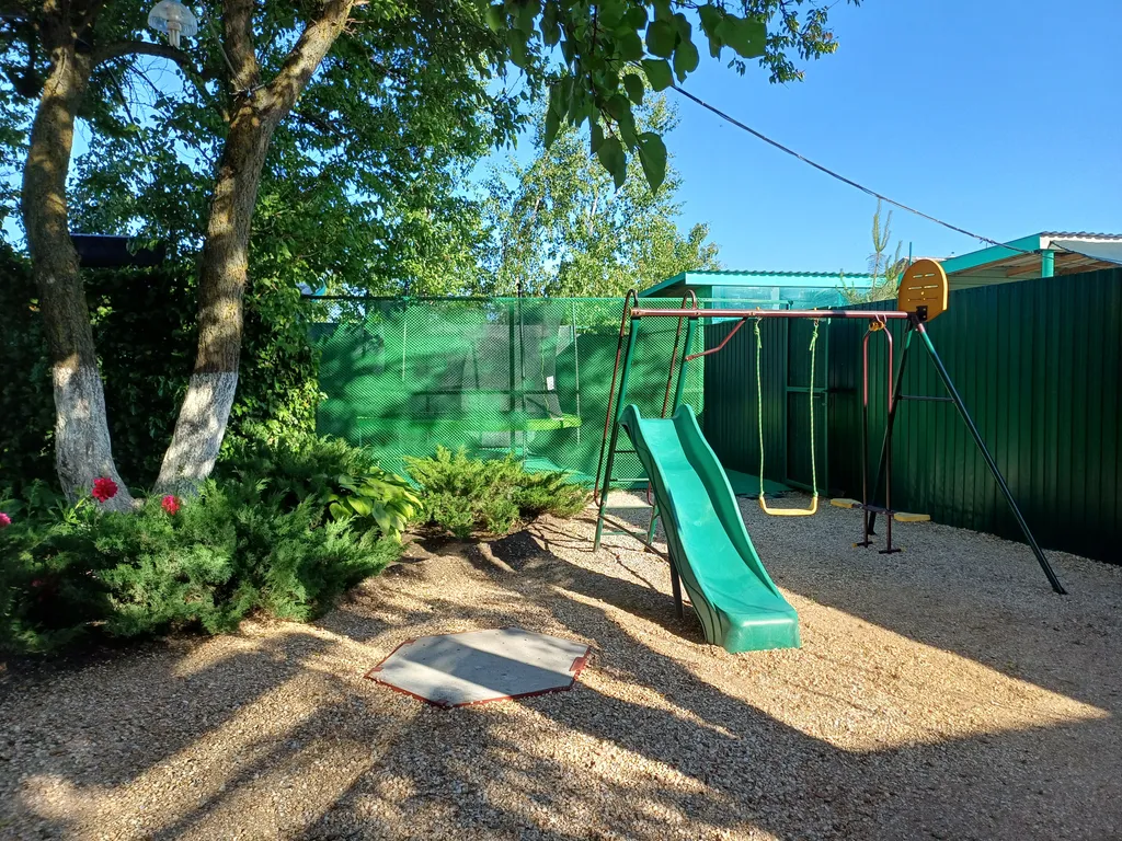 Домик со своей кухней и беседкой