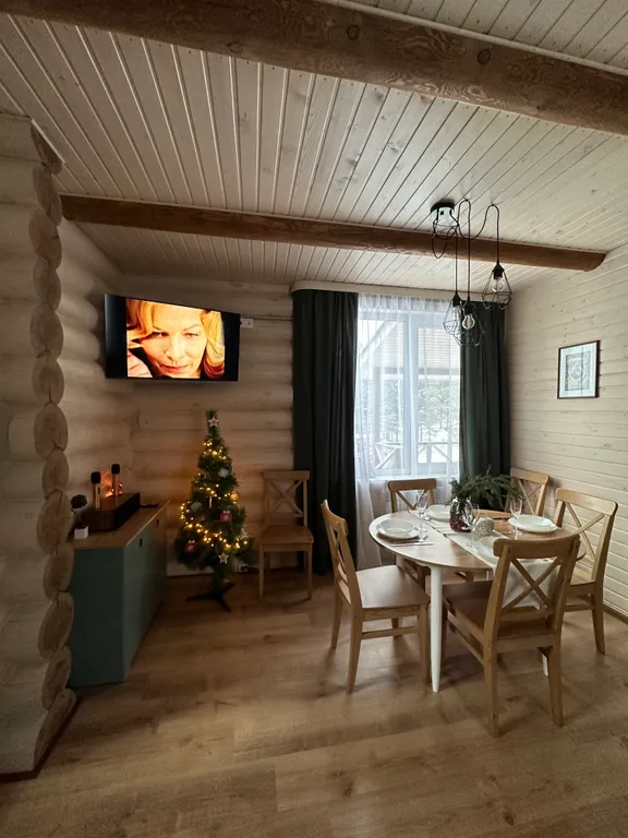 Уютный дом в деревне у реки