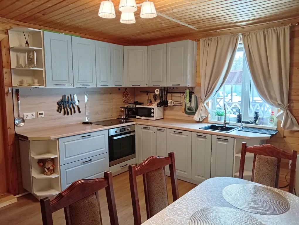 Двухэтажный домик в тихой деревне вблизи леса и озера, сауна в доме, сад