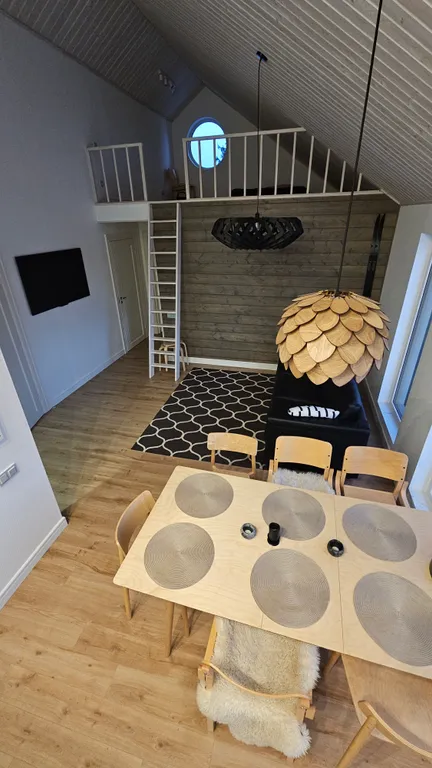 Дом на скале в окружении леса