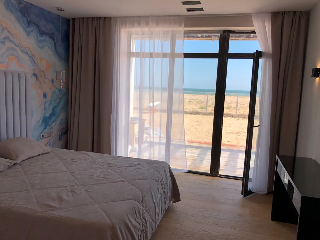 Современный стильный дом у моря