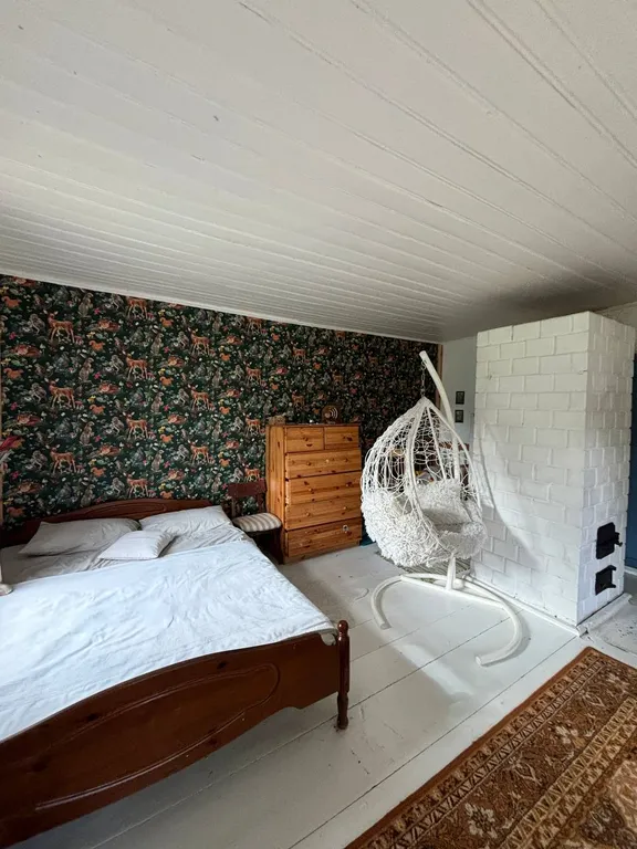 Деревенский домик в лесу