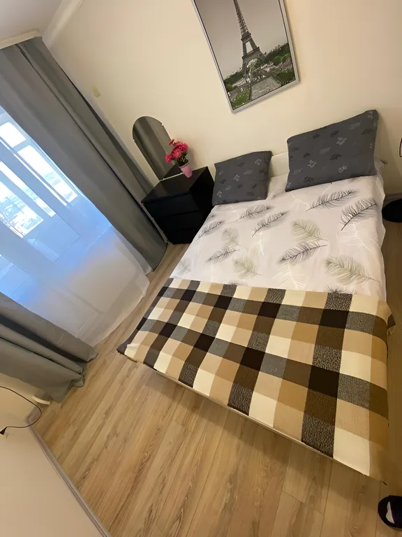 Уютная студия с двуспальной кроватью, балконом и видом на город