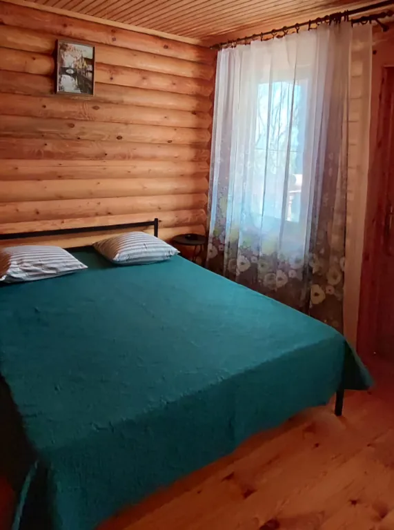 Двухэтажные срубы на берегу моря