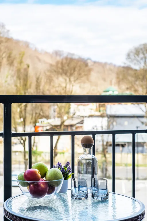 Просторная дизайнерская студия для троих