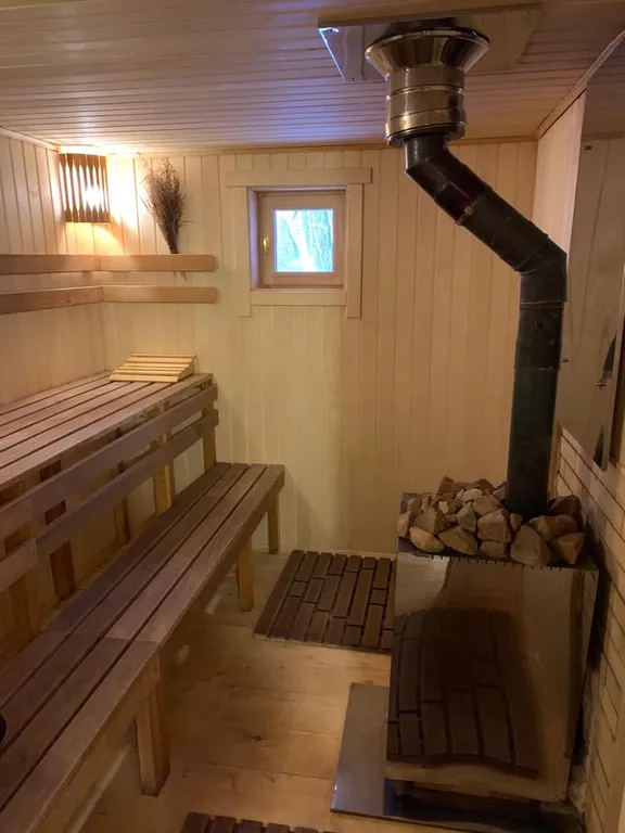 Деревянный дом у озера