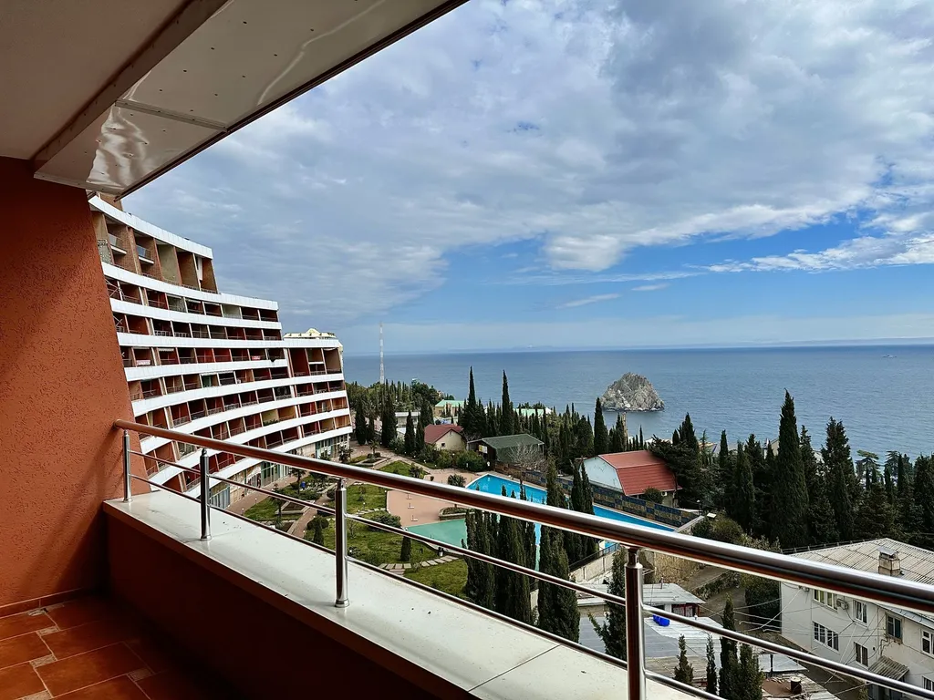 Трехкомнатная квартира с красивым видом на море и горы