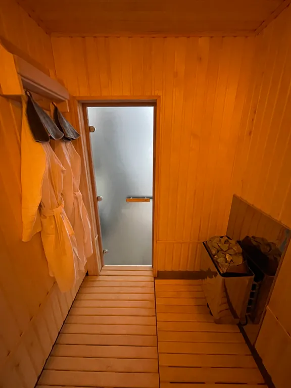 Новый современный дом с сауной в стиле барн хаус