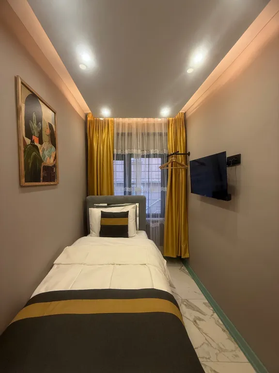 Номер рядом со станцией метро Таксим