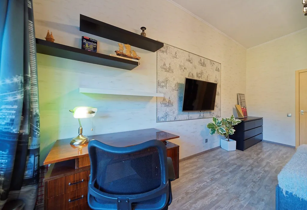 В центре, с видом на Адмиралтейский канал и "Новую Голландию"