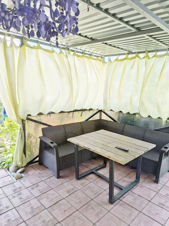 Чистый дом на большую компанию, хорошие матрасы