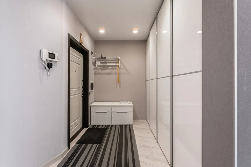 Элегантная квартира со стильной мебелью и уютной обстановкой