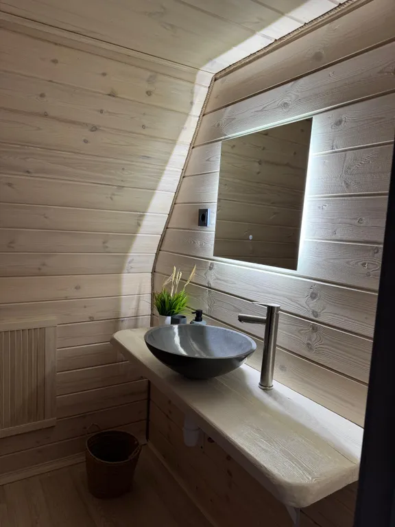 Дoм у реки с собственным причалом и рыбалкой