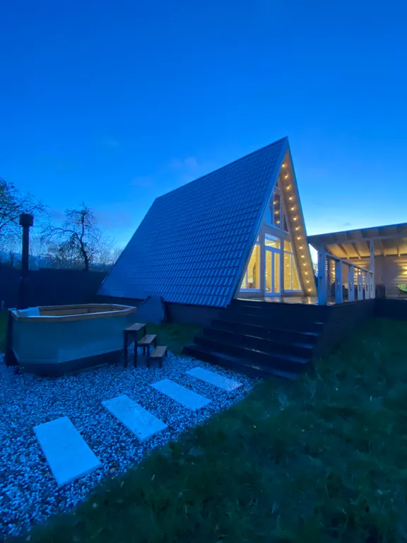 Дом с чаном и видом на реку в стиле A-Frame