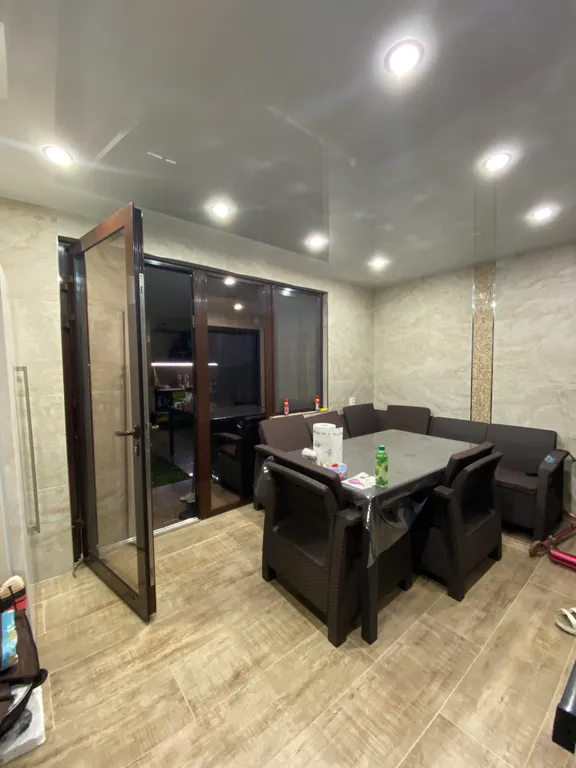 Двухэтажный дом на берегу моря