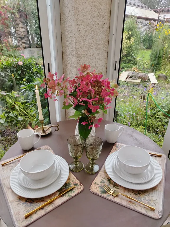 Уединенная часть дома с садом и барбекю