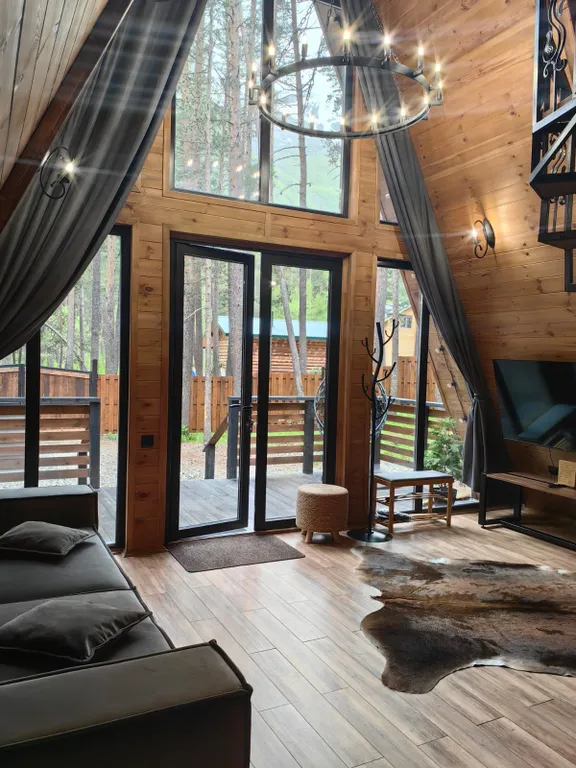 Уютный дом в сосновом бору с видом на горы