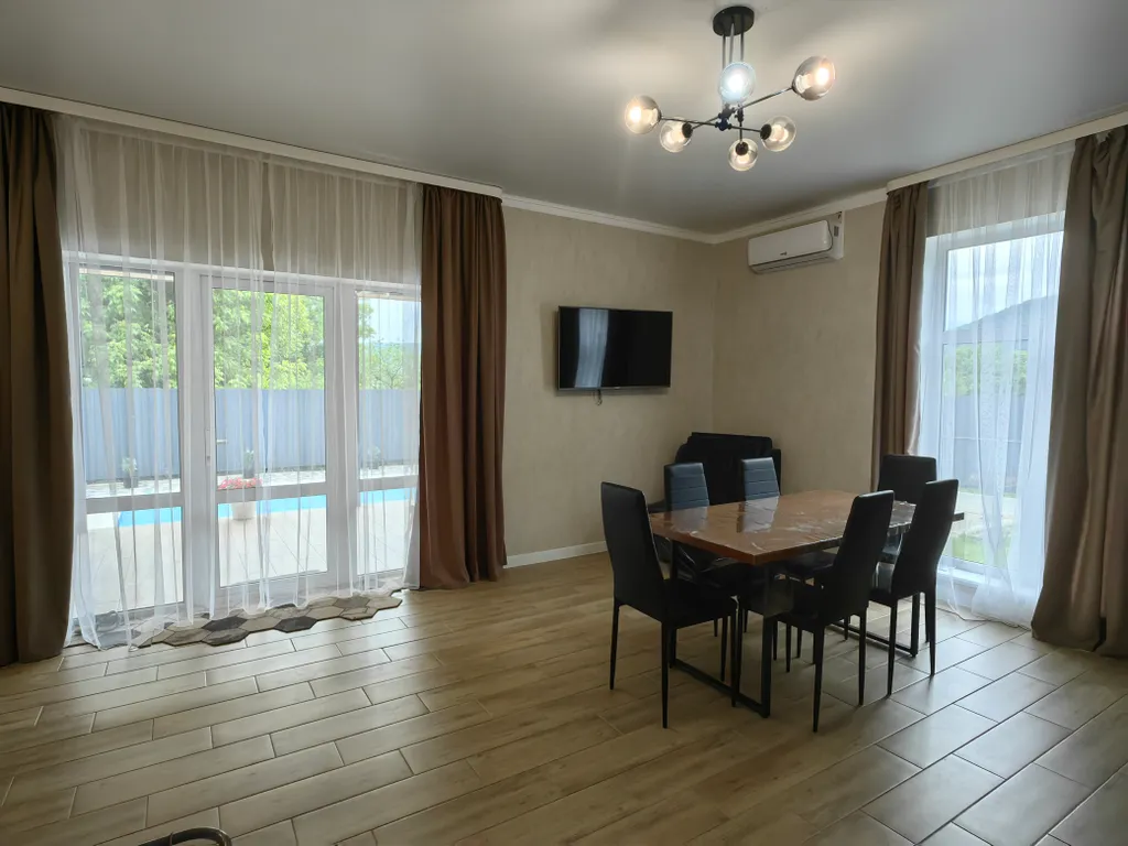 Коттедж уютный дом с подогреваемым бассейном