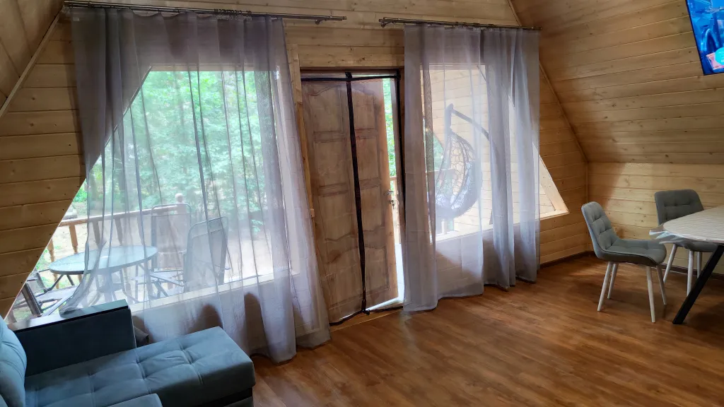 Коттедж Коттедж Амфрейм 6 местный у озера с баней, чаном и детской площадкой с батутом — Ланино