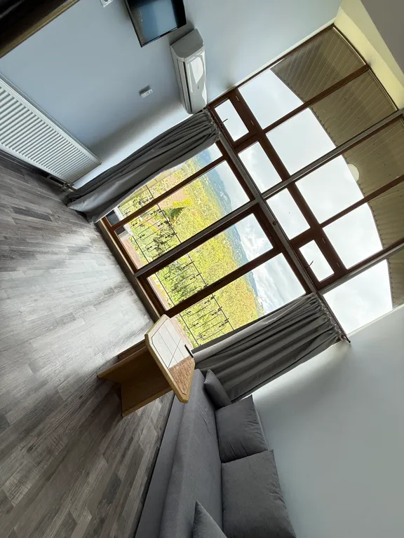 Солнце Ялты у моря с теплым бассейном