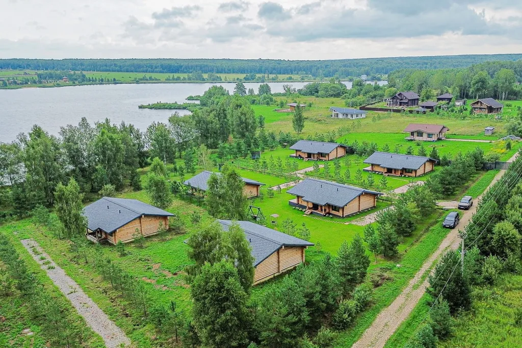 Уютный дом на берегу большого озера